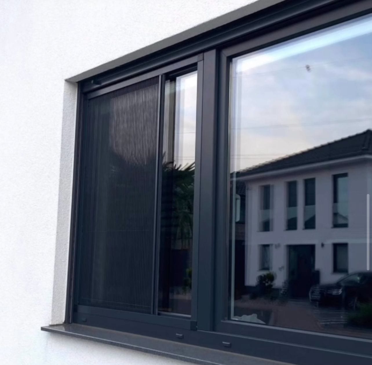 Insektenschiebeplissee am Fenster