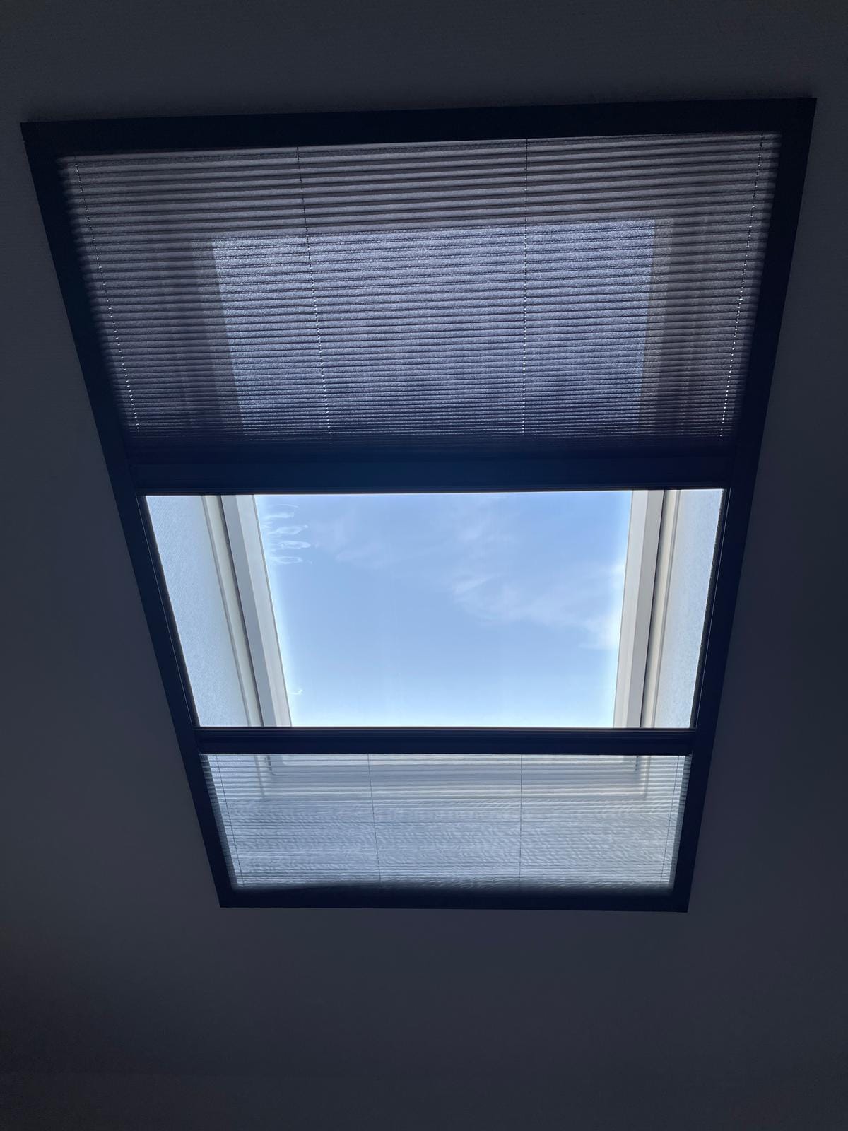 Insektenschiebeplissee am Dachfenster